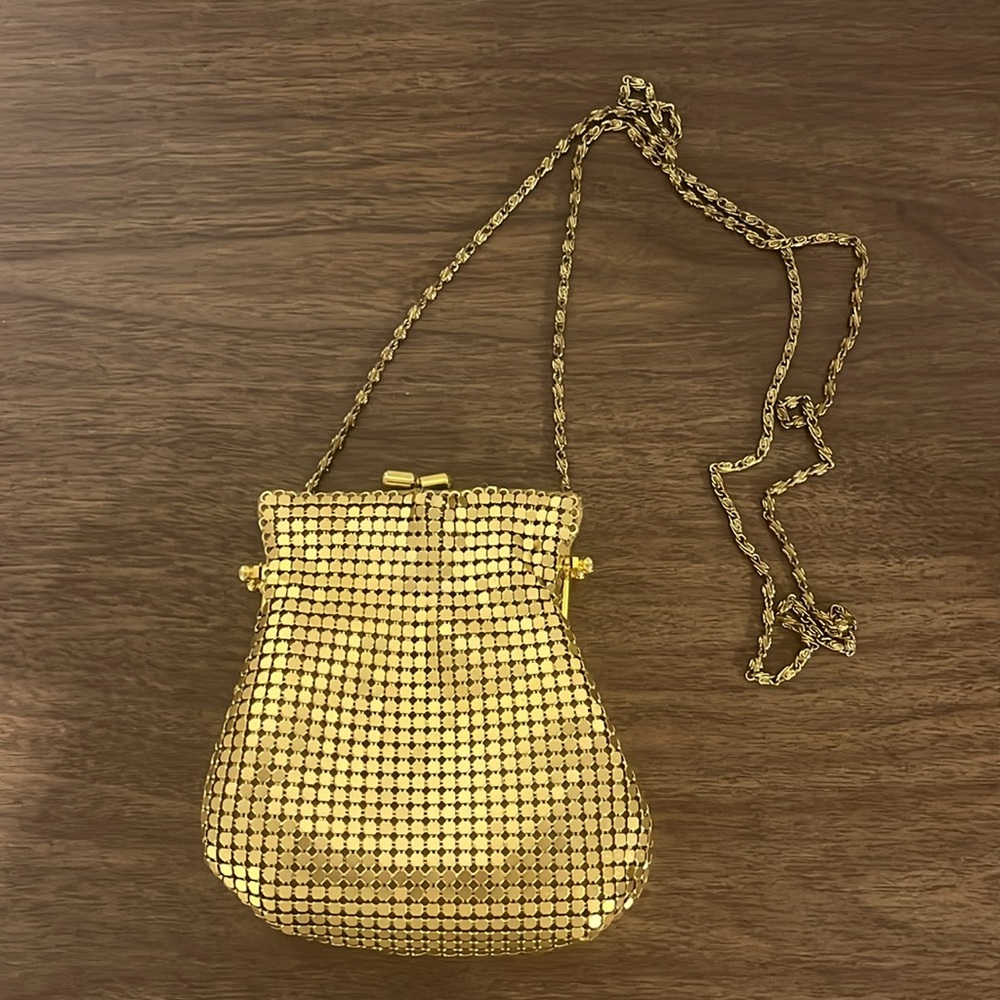 Vintage style gold metallic with chain shoulder bag.